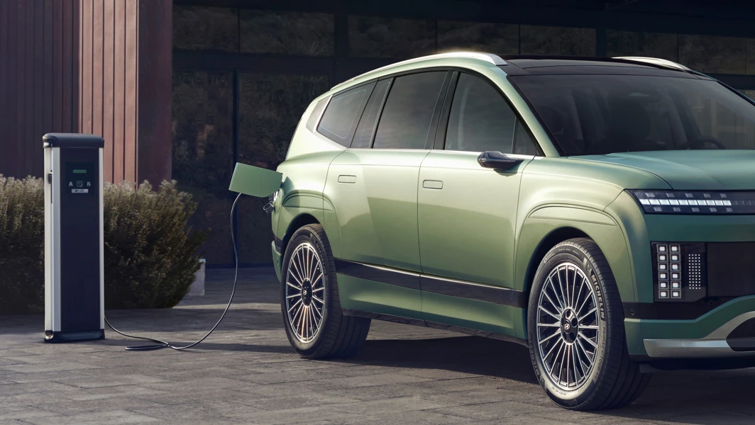 Hyundai IONIQ 9 Exterior Charging Closeup EU 17